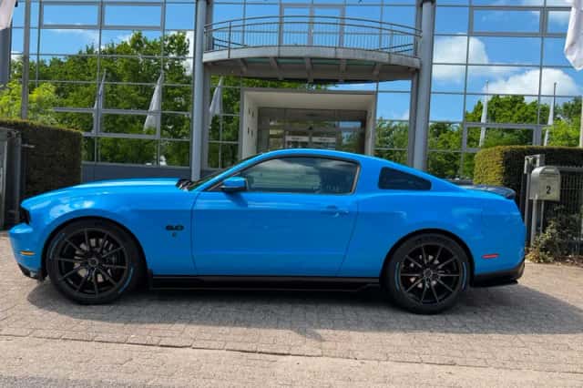 Ford Mustang (2012) thumbnail 2