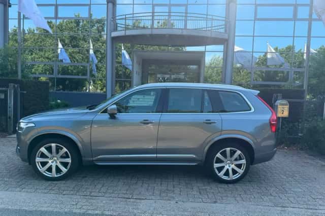 Volvo XC90 (2017) thumbnail 2