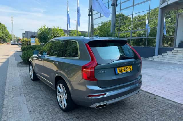 Volvo XC90 (2017) thumbnail 3