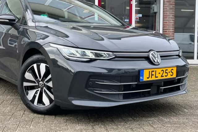 Volkswagen Golf (2024) thumbnail 2