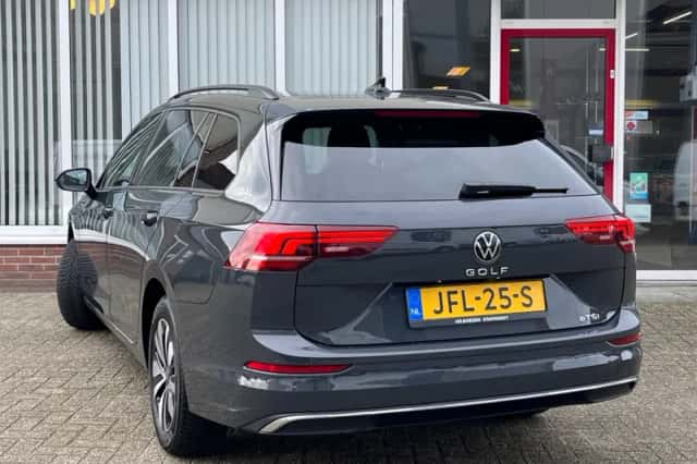 Volkswagen Golf (2024) thumbnail 3