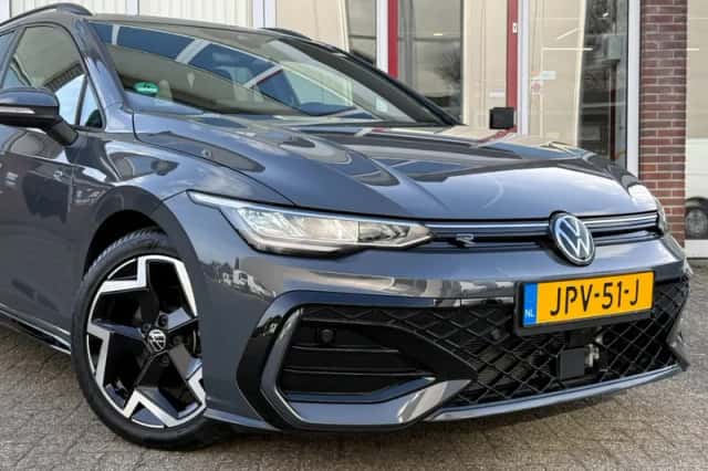 Volkswagen Golf (2025) thumbnail 2