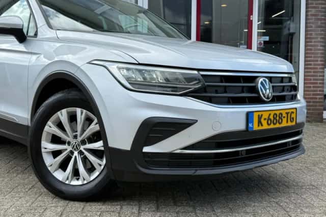 Volkswagen Tiguan (2021) thumbnail 2