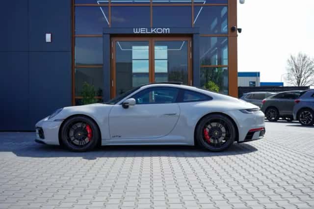 Porsche 911 (2022) thumbnail 2