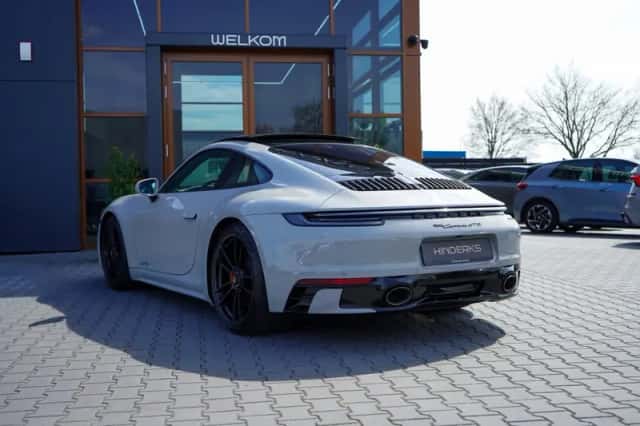 Porsche 911 (2022) thumbnail 3