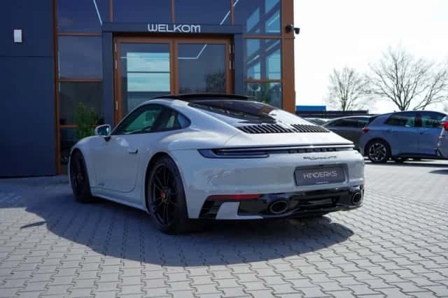 Porsche 911 (2022) thumbnail 3