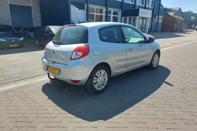 Renault Clio (2010) thumbnail 3