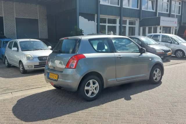 Suzuki Swift (2009) thumbnail 3