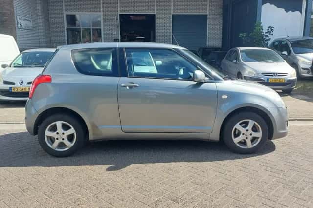 Suzuki Swift (2009) thumbnail 4