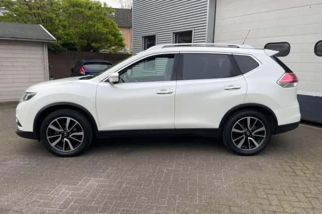 Nissan X-Trail (2017) thumbnail 2