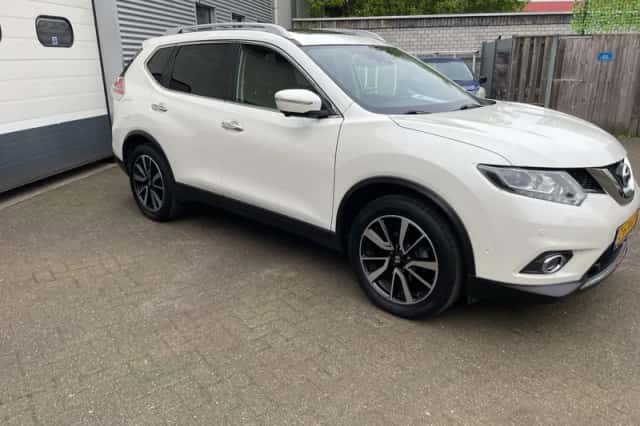 Nissan X-Trail (2017) thumbnail 3
