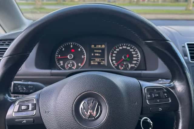 Volkswagen Touran (2013) thumbnail 6