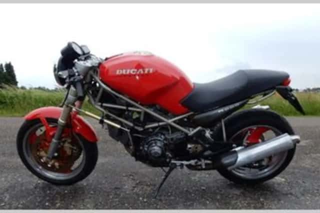 DUCATI M900 (1994) thumbnail 2