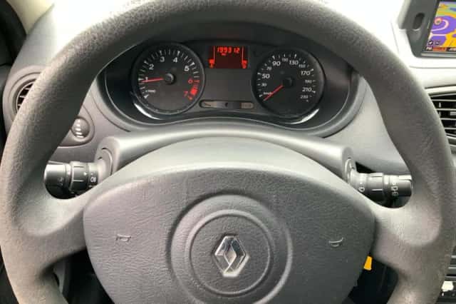 Renault Clio (2010) thumbnail 3