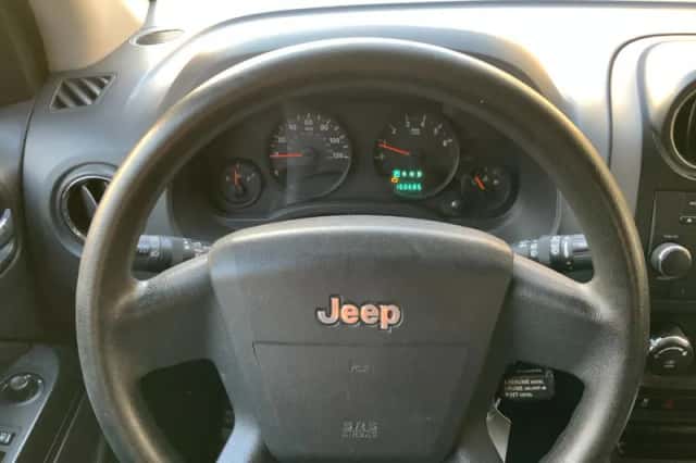 Jeep Compass (2010) thumbnail 3
