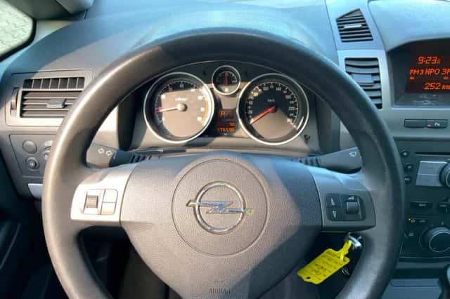 Opel Zafira (2006) thumbnail 3