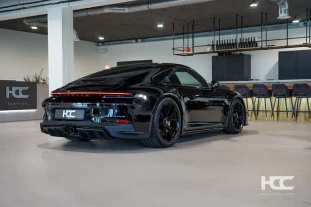 Porsche 911 (2022) thumbnail 2