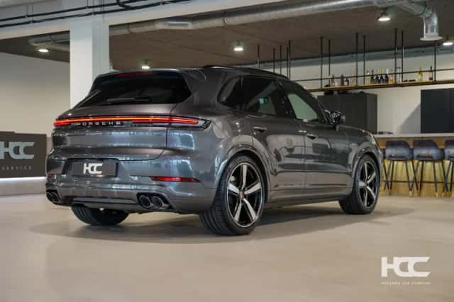 Porsche Cayenne (2023) thumbnail 2