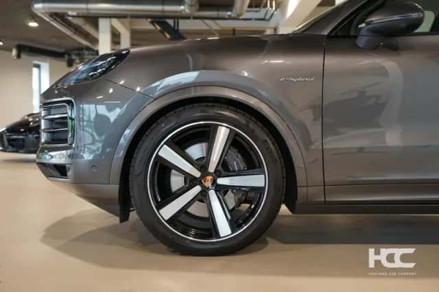 Porsche Cayenne (2023) thumbnail 3