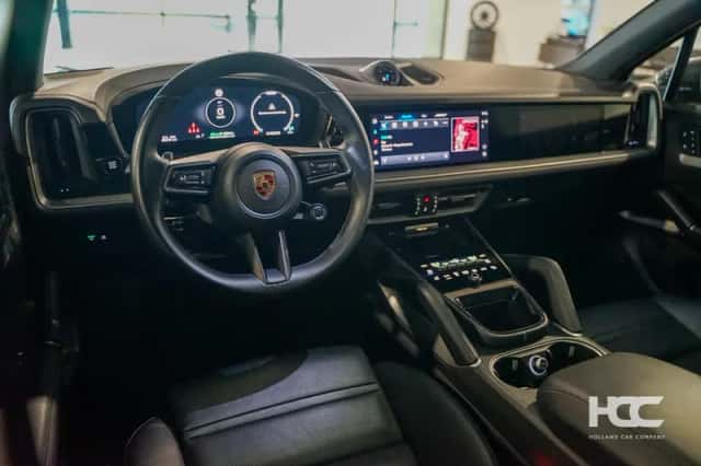 Porsche Cayenne (2023) thumbnail 4