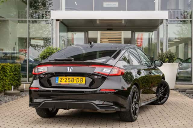 Honda Civic (2023) thumbnail 3