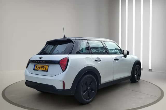 MINI Cooper (2025) thumbnail 6
