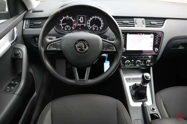 Škoda Octavia (2018) thumbnail 2