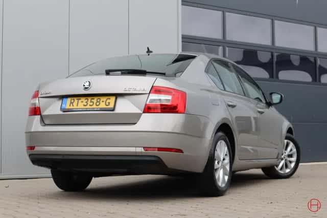 Škoda Octavia (2018) thumbnail 3