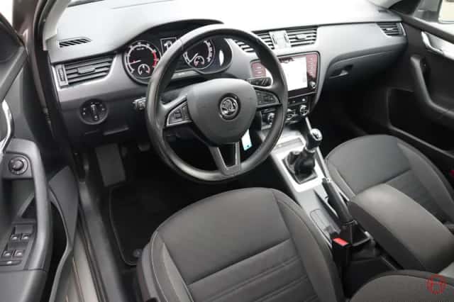 Škoda Octavia (2018) thumbnail 5