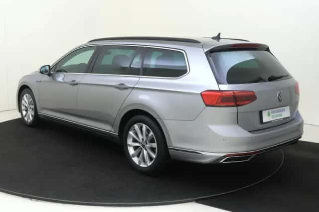 Volkswagen Passat (2023) thumbnail 3
