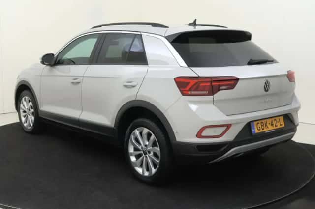 Volkswagen T-Roc (2024) thumbnail 3
