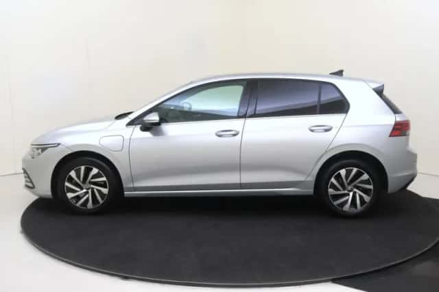Volkswagen Golf (2024) thumbnail 2