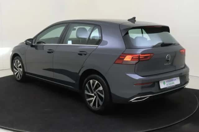 Volkswagen Golf (2024) thumbnail 3