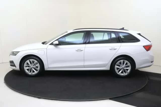 Škoda Octavia (2023) thumbnail 2