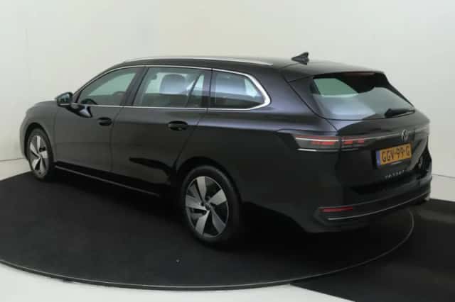Volkswagen Passat (2024) thumbnail 3