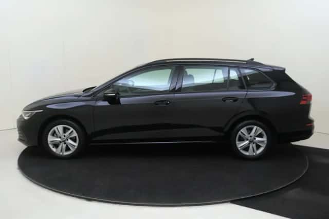 Volkswagen Golf (2023) thumbnail 2