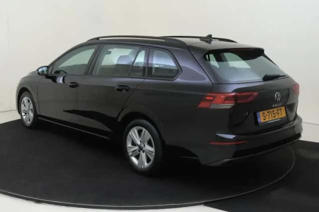 Volkswagen Golf (2023) thumbnail 3