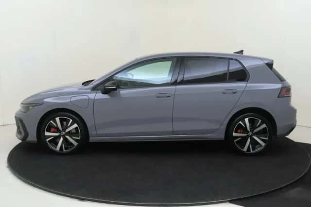 Volkswagen Golf (2023) thumbnail 2