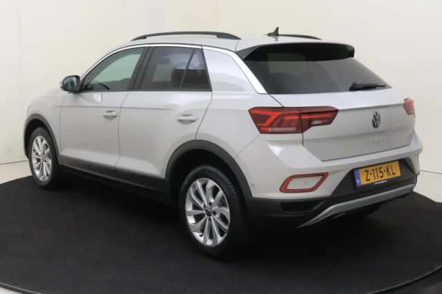 Volkswagen T-Roc (2024) thumbnail 3