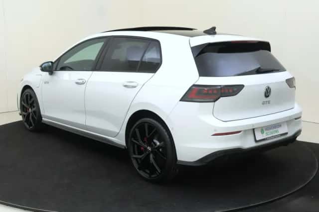 Volkswagen Golf (2025) thumbnail 3