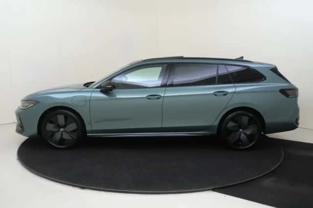 Volkswagen Passat (2025) thumbnail 2