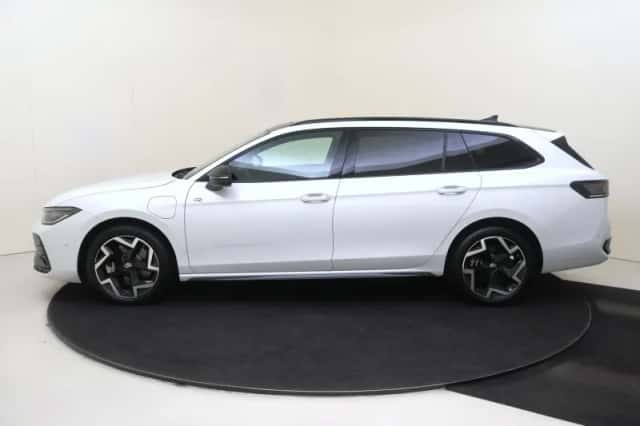 Volkswagen Passat (2025) thumbnail 2