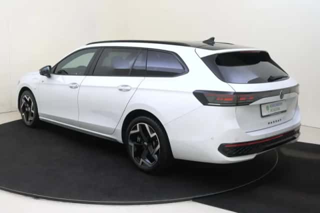 Volkswagen Passat (2025) thumbnail 3