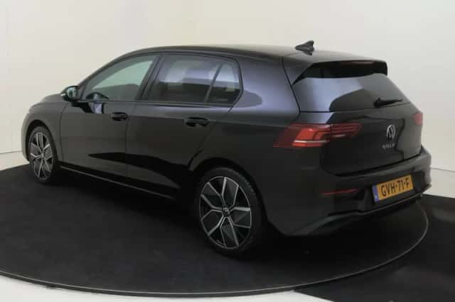 Volkswagen Golf (2024) thumbnail 3