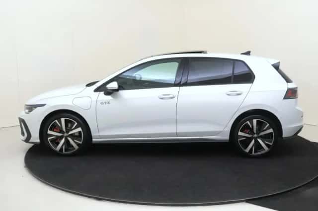 Volkswagen Golf (2025) thumbnail 2