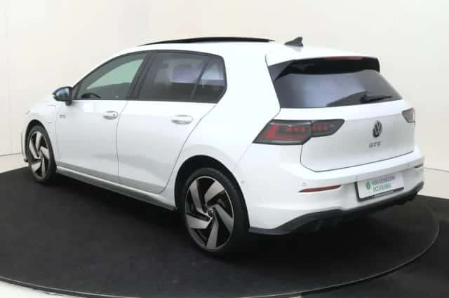Volkswagen Golf (2025) thumbnail 3