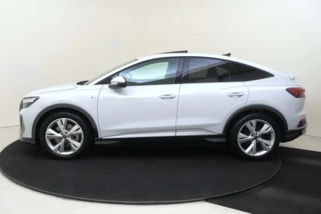 Audi Q4 (2023) thumbnail 2