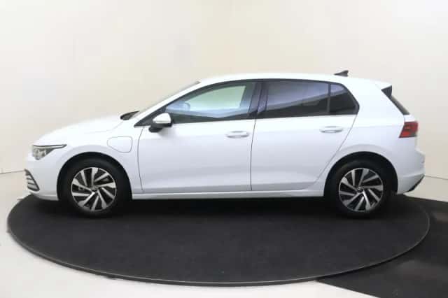 Volkswagen Golf (2023) thumbnail 2