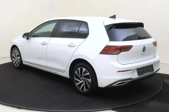 Volkswagen Golf (2023) thumbnail 3
