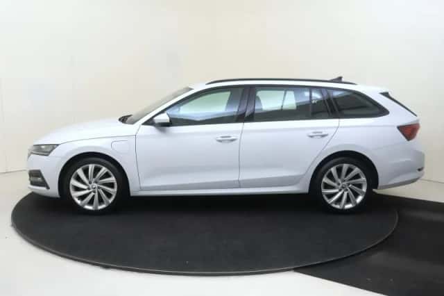 Škoda Octavia (2022) thumbnail 2